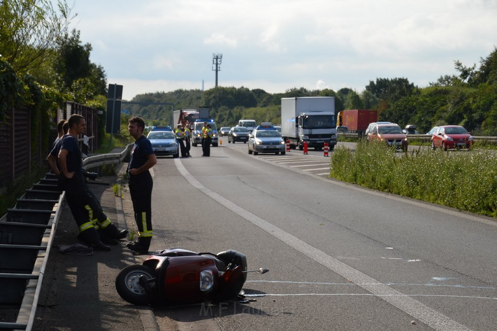 VU A4 Rich Aachen AS Koeln Klettenberg P16.JPG - 14.08.2014 Köln A4 Ausfahrt Eifeltor/Klettenberg, Kurz nach 9:00 entschied sich ein 73 jähriger Rollerfahrer (125ccm) im letzten Moment von der A4 die Ausfahrt Efeltor zu nehmen. Dabei streifte er ein Schild und die Leitplanke, stürzte schwer. Erlitt lebensgefähliche verletzungen und kam mit dem Hubschrauber ins Krankenhaus. Womoglich war auch sein Helm nicht richtig zugemacht.